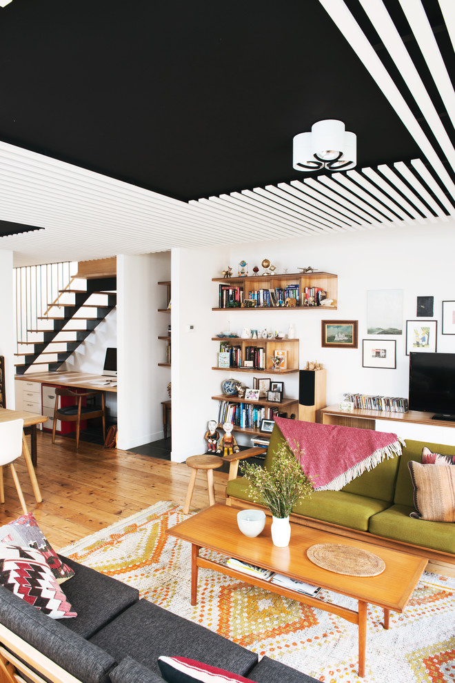 Ejemplo de sala de estar abierta escandinava de tamaño medio con paredes blancas y suelo de madera clara