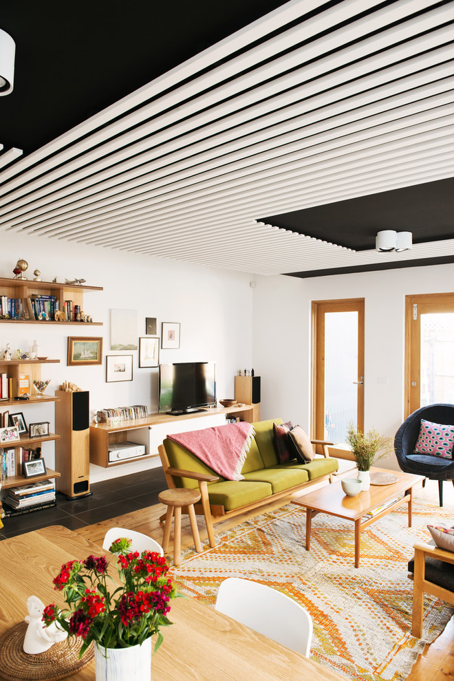 Idéer för att renovera ett mellanstort minimalistiskt allrum med öppen planlösning, med vita väggar och ljust trägolv