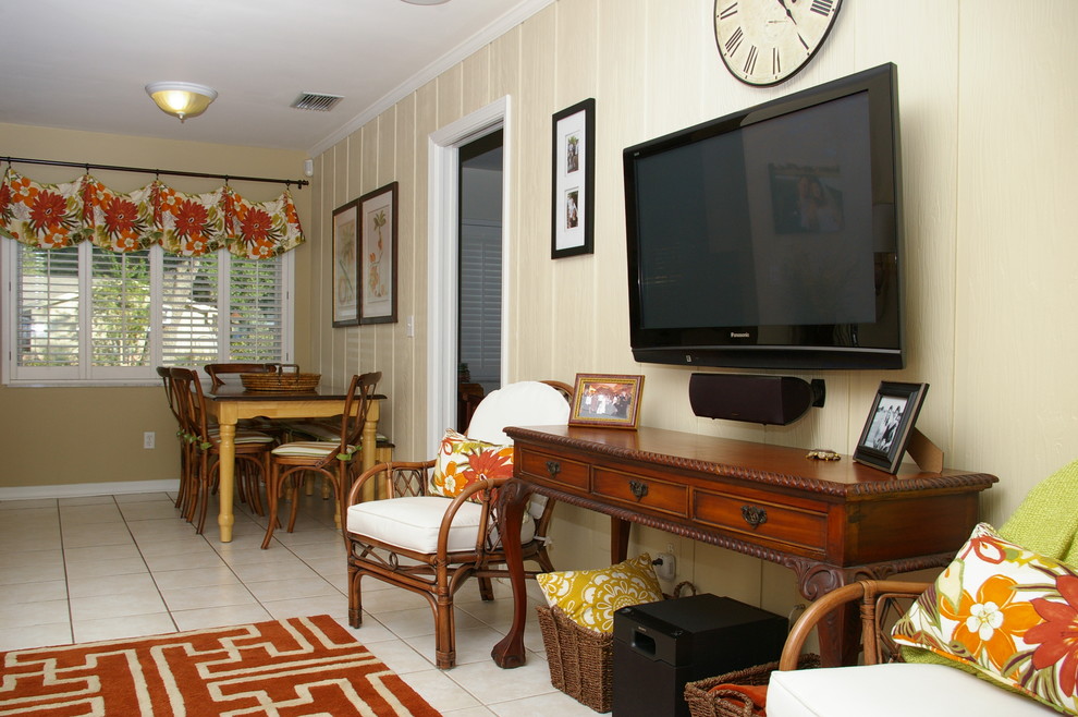 Cette photo montre une salle de séjour éclectique de taille moyenne et ouverte avec un mur beige, un sol en carrelage de céramique et un téléviseur fixé au mur.