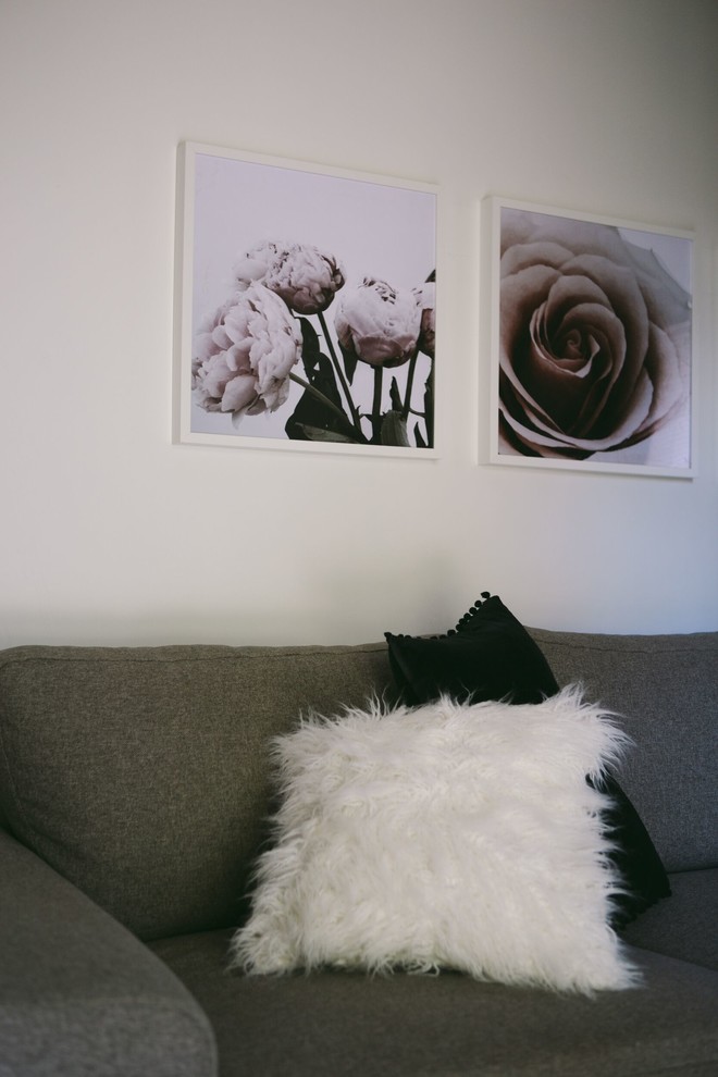 На фото: маленькая изолированная гостиная комната в стиле кантри с белыми стенами, полом из сланца и печью-буржуйкой для на участке и в саду с