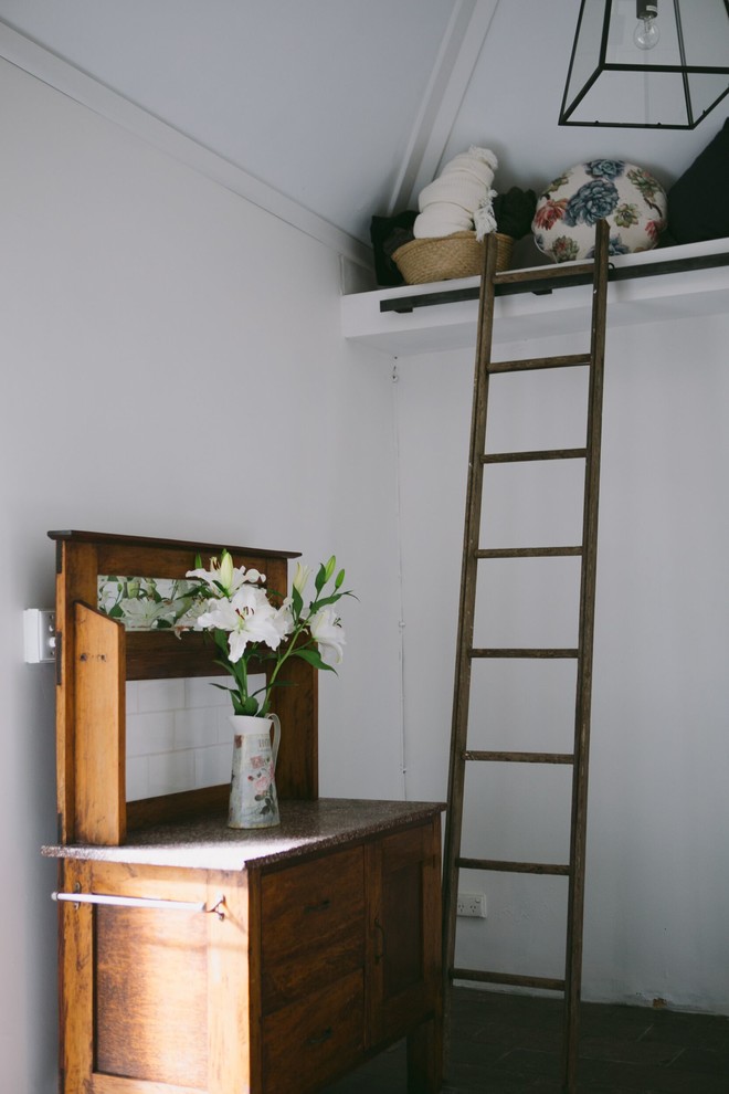 Kleines, Abgetrenntes Country Wohnzimmer mit weißer Wandfarbe, Schieferboden und Kaminofen in Adelaide