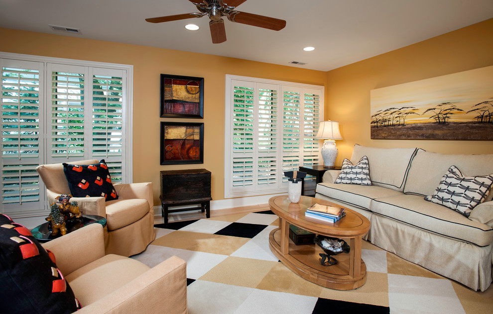 Стильный дизайн: гостиная комната в классическом стиле с желтыми стенами - последний тренд