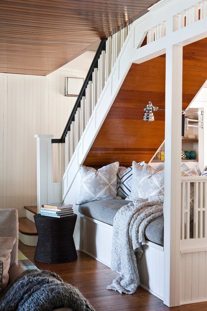 Foto di un soggiorno stile marinaro con pareti bianche e pavimento in legno massello medio