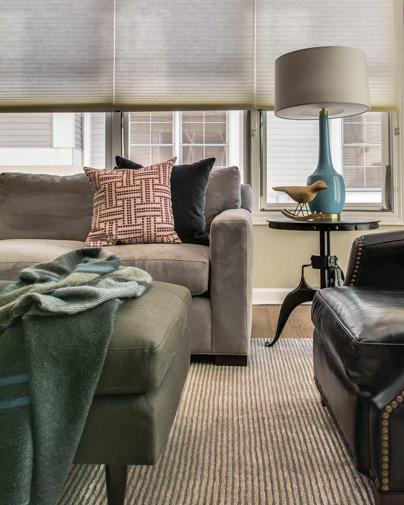 Modelo de sala de estar abierta tradicional renovada de tamaño medio sin chimenea y televisor con paredes grises y suelo de madera en tonos medios