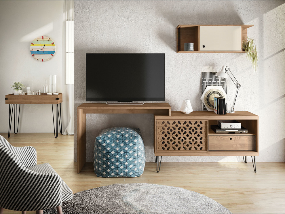 Imagen de sala de estar tipo loft de estilo de casa de campo pequeña con paredes grises, suelo de madera clara, televisor independiente y suelo marrón