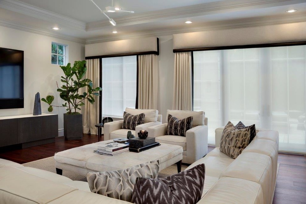 Mittelgroßes, Offenes Modernes Wohnzimmer ohne Kamin mit weißer Wandfarbe, dunklem Holzboden und TV-Wand in Miami