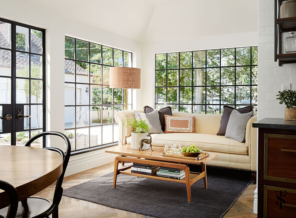 Diseño de sala de estar tradicional renovada con paredes blancas y suelo de madera en tonos medios