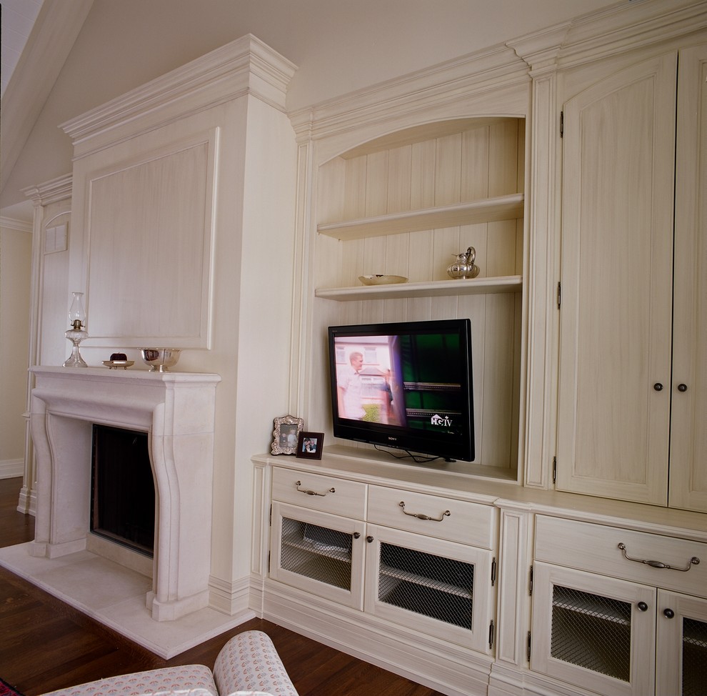 Offenes Klassisches Wohnzimmer mit beiger Wandfarbe, dunklem Holzboden, Kamin, Kaminumrandung aus Stein und Multimediawand in Toronto