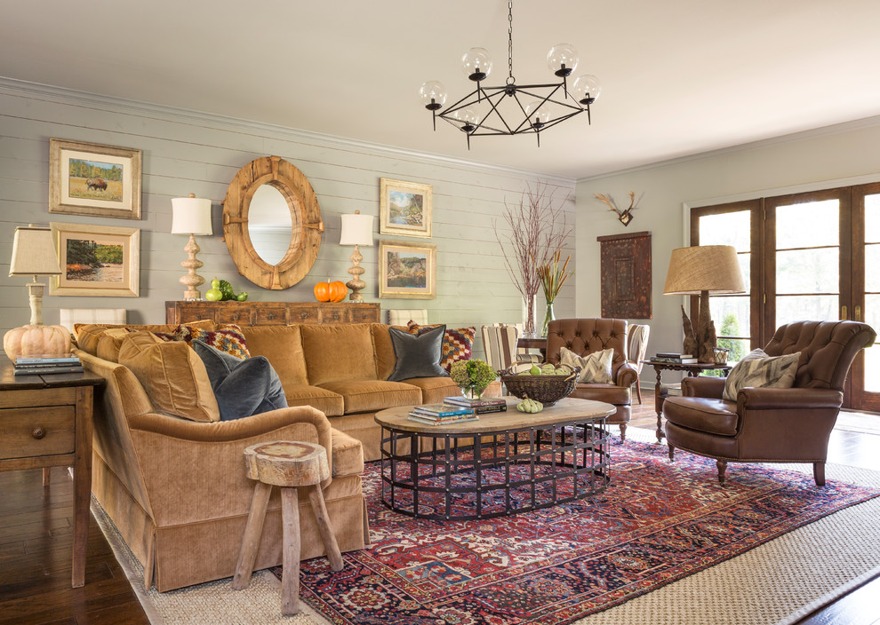 Imagen de sala de estar abierta de estilo de casa de campo con suelo de madera oscura