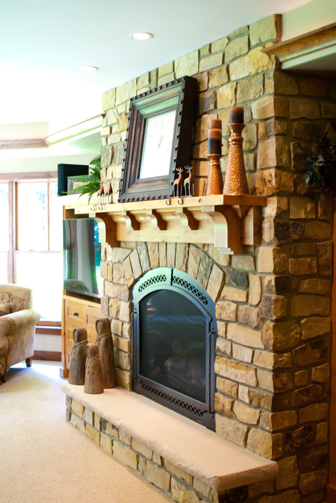 Пример оригинального дизайна: гостиная комната в стиле рустика с ковровым покрытием, двусторонним камином и фасадом камина из камня