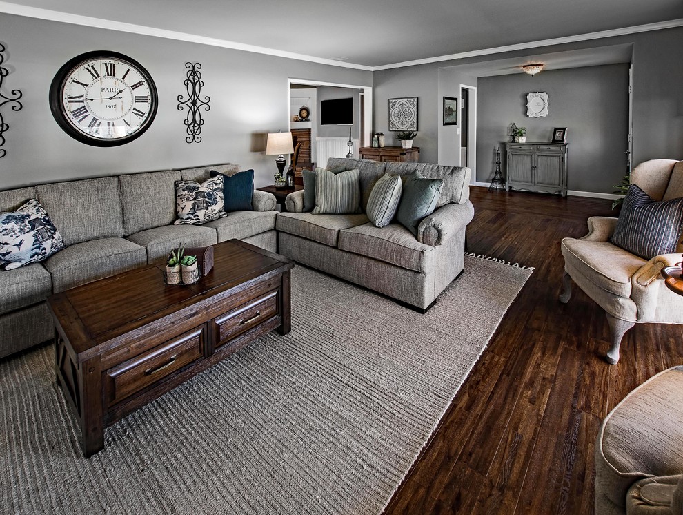 На фото: изолированная гостиная комната среднего размера в стиле кантри с серыми стенами, темным паркетным полом, телевизором в углу и коричневым полом без камина с