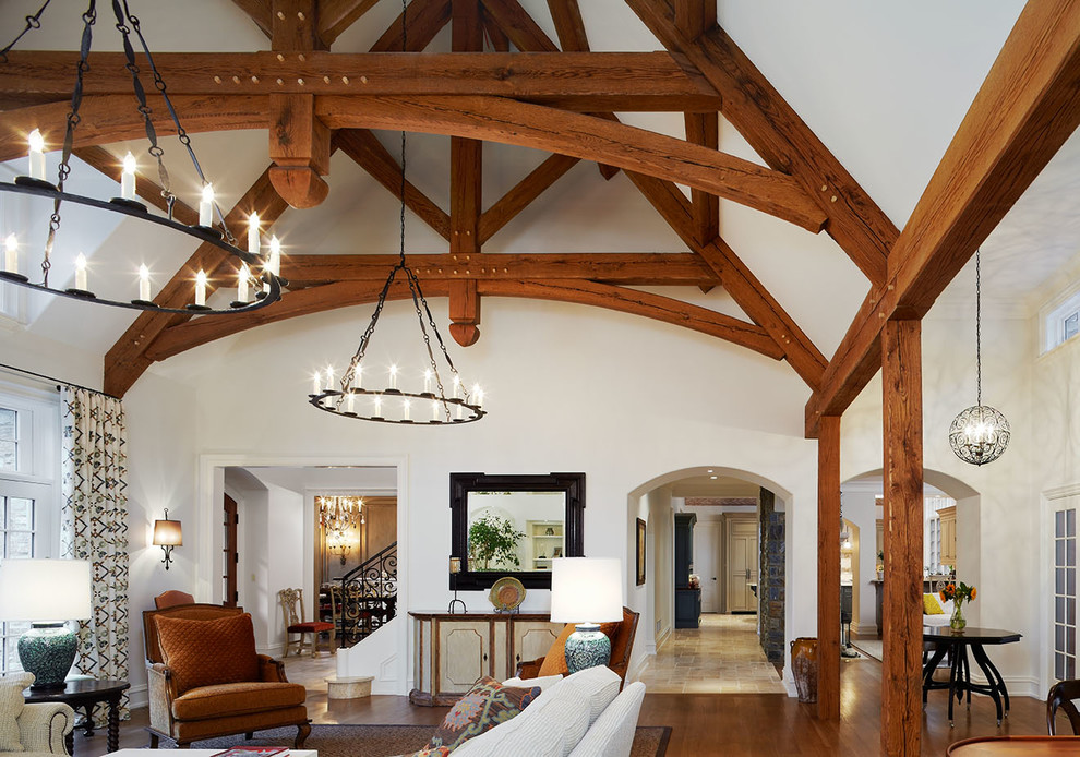 Idee per un grande soggiorno tradizionale aperto con pareti beige e pavimento in legno massello medio