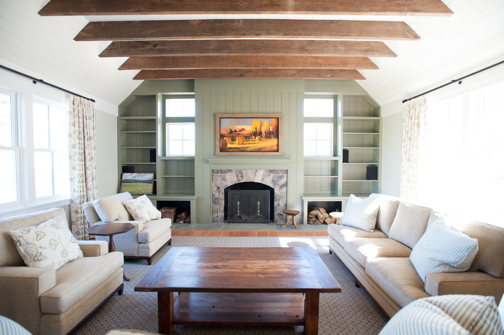 Imagen de sala de estar abierta de estilo de casa de campo grande con paredes verdes, marco de chimenea de piedra y pared multimedia