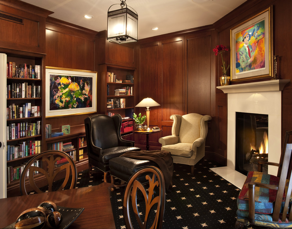 На фото: маленькая изолированная гостиная комната в классическом стиле с с книжными шкафами и полками, коричневыми стенами, ковровым покрытием, стандартным камином и черным полом без телевизора для на участке и в саду