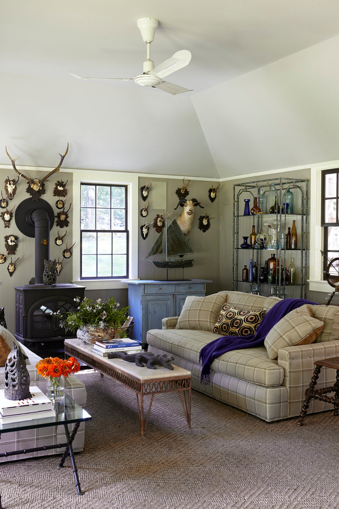 На фото: гостиная комната в стиле фьюжн с серыми стенами, ковровым покрытием и печью-буржуйкой