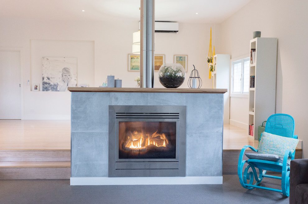 メルボルンにある高級な広いコンテンポラリースタイルのおしゃれなオープンリビング (白い壁、カーペット敷き、タイルの暖炉まわり、標準型暖炉、グレーの床) の写真