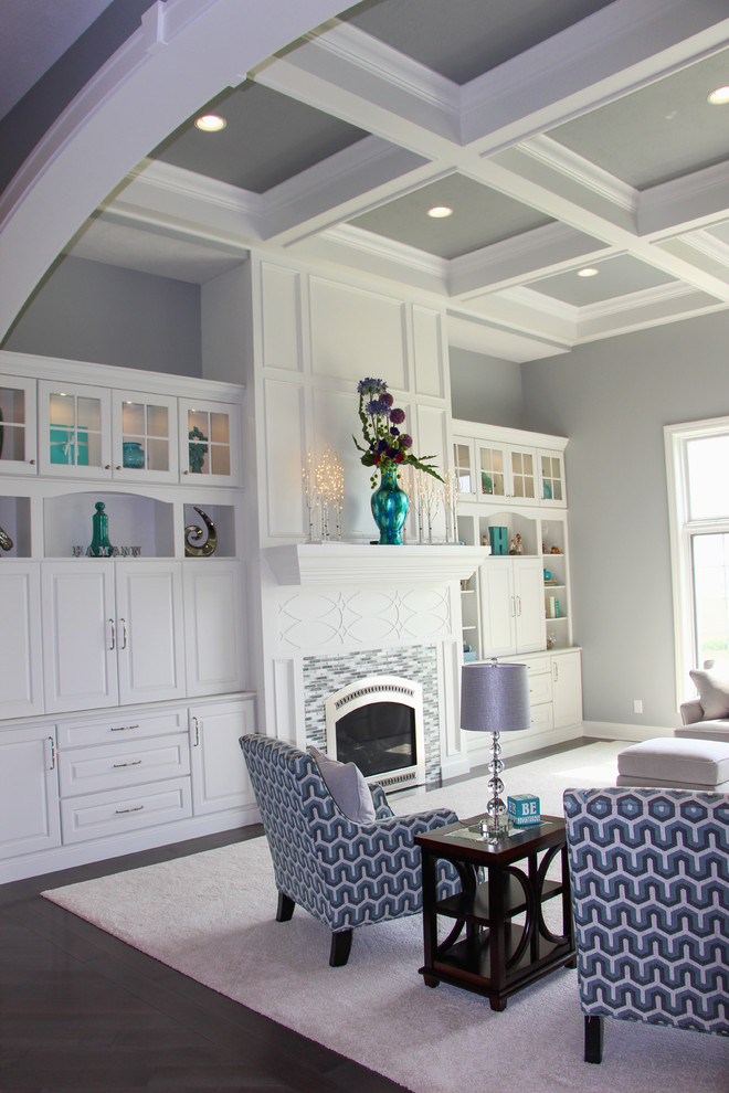 Свежая идея для дизайна: огромная открытая гостиная комната в стиле шебби-шик с серыми стенами, ковровым покрытием, стандартным камином, фасадом камина из плитки и скрытым телевизором - отличное фото интерьера