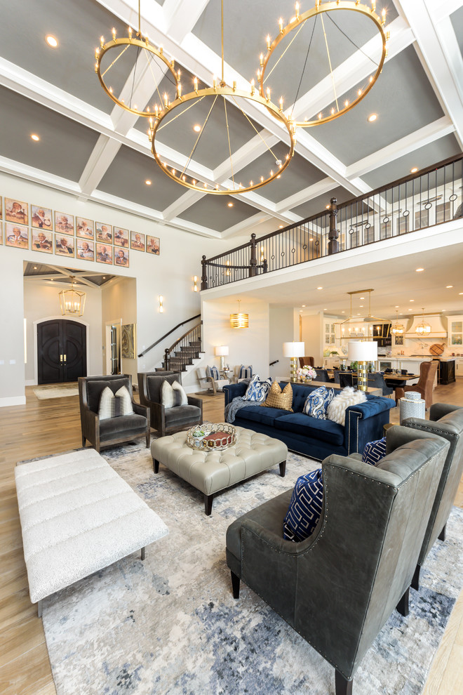 Großes, Offenes Klassisches Wohnzimmer mit beiger Wandfarbe, hellem Holzboden, Kaminumrandung aus Stein, TV-Wand, Gaskamin und braunem Boden in Salt Lake City