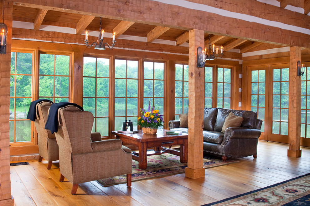 Imagen de sala de estar tradicional con suelo de madera en tonos medios y alfombra
