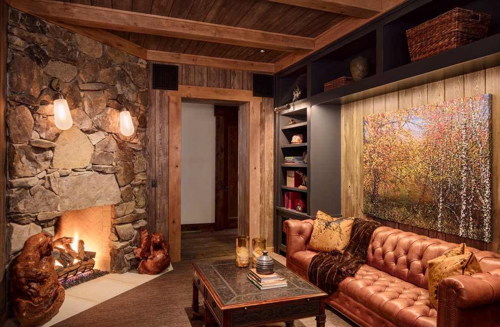 ミルウォーキーにある中くらいなラスティックスタイルのおしゃれな独立型ファミリールーム (石材の暖炉まわり、茶色い床、茶色い壁、コーナー設置型暖炉) の写真
