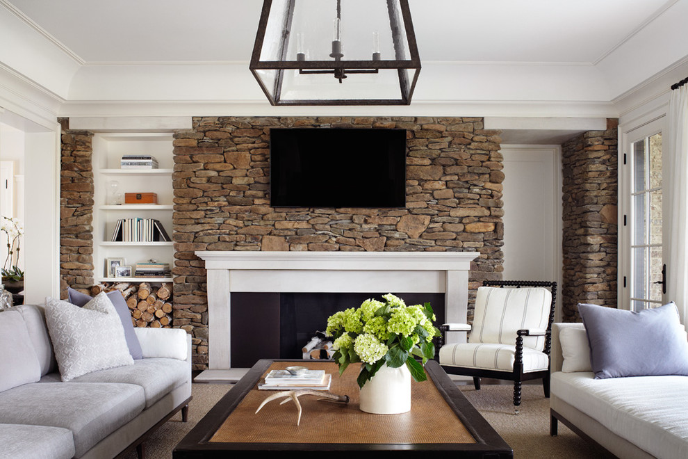 Источник вдохновения для домашнего уюта: гостиная комната в стиле неоклассика (современная классика) с стандартным камином и телевизором на стене