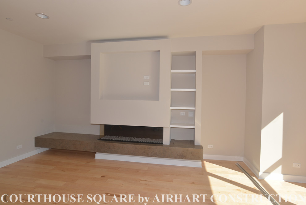 Foto de sala de estar actual con chimenea lineal y marco de chimenea de hormigón