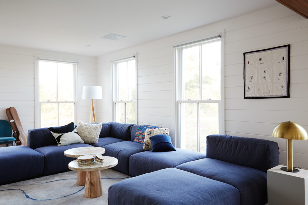 Стильный дизайн: гостиная комната в морском стиле с музыкальной комнатой и белыми стенами - последний тренд