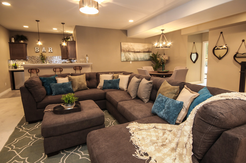 Foto di un ampio soggiorno chic aperto con pareti beige e moquette