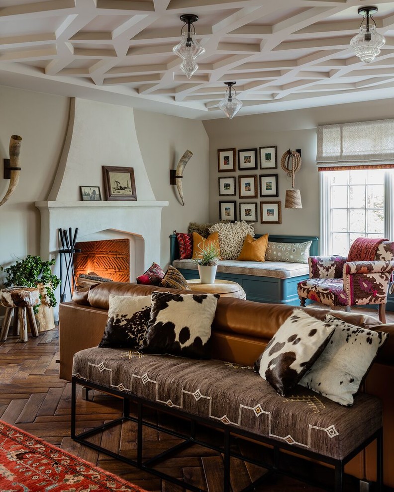Stilmix Wohnzimmer mit beiger Wandfarbe, braunem Holzboden, Kamin und braunem Boden in Boston