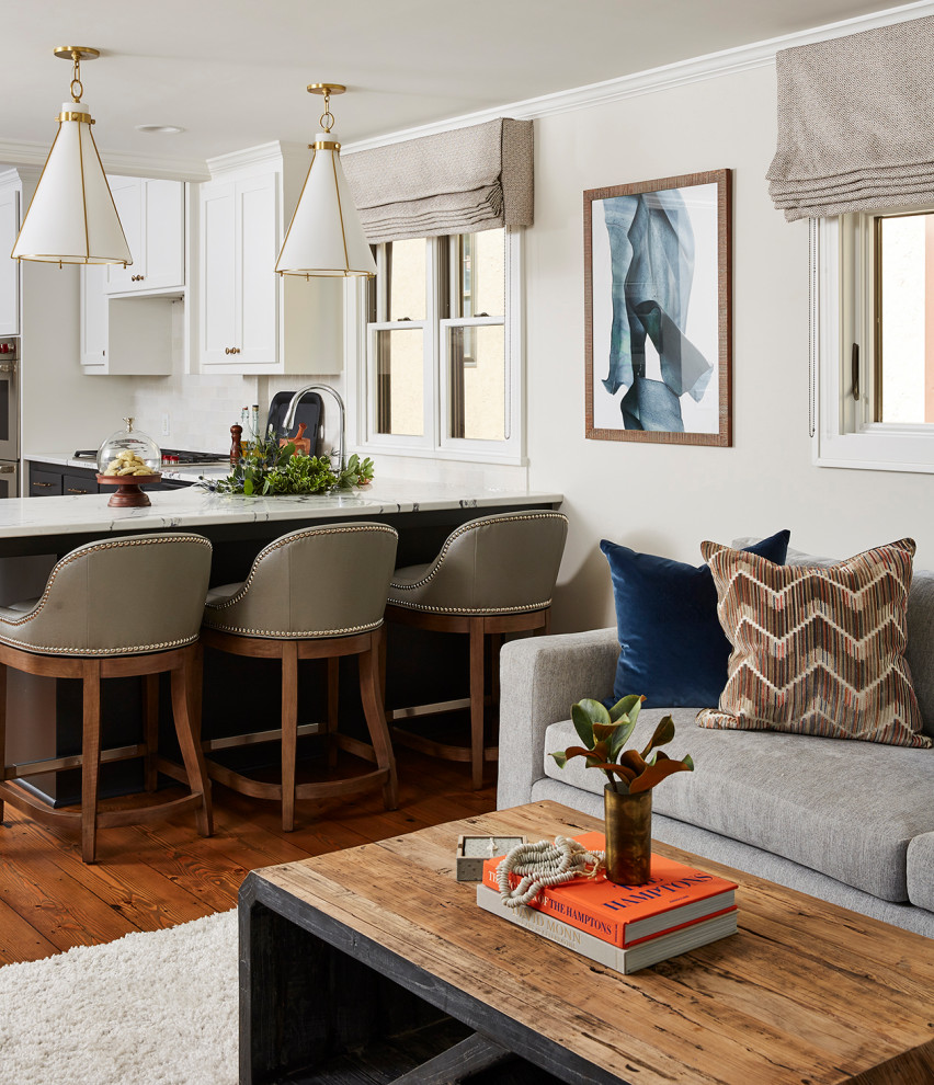 Mittelgroßes, Offenes Klassisches Wohnzimmer mit beiger Wandfarbe und braunem Holzboden in Minneapolis
