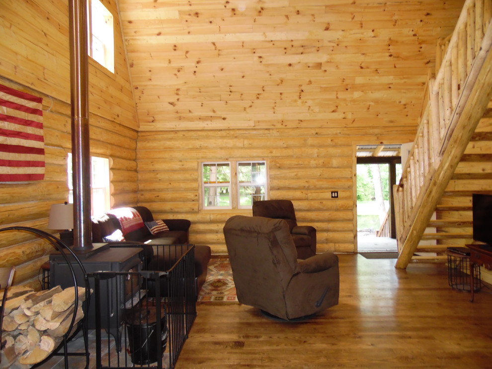 Ejemplo de sala de estar tipo loft rural de tamaño medio con paredes beige y suelo de madera en tonos medios