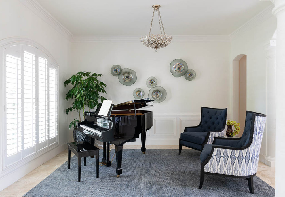 Foto di un piccolo soggiorno classico chiuso con sala della musica, pareti bianche, nessuna TV, pavimento beige e pannellatura