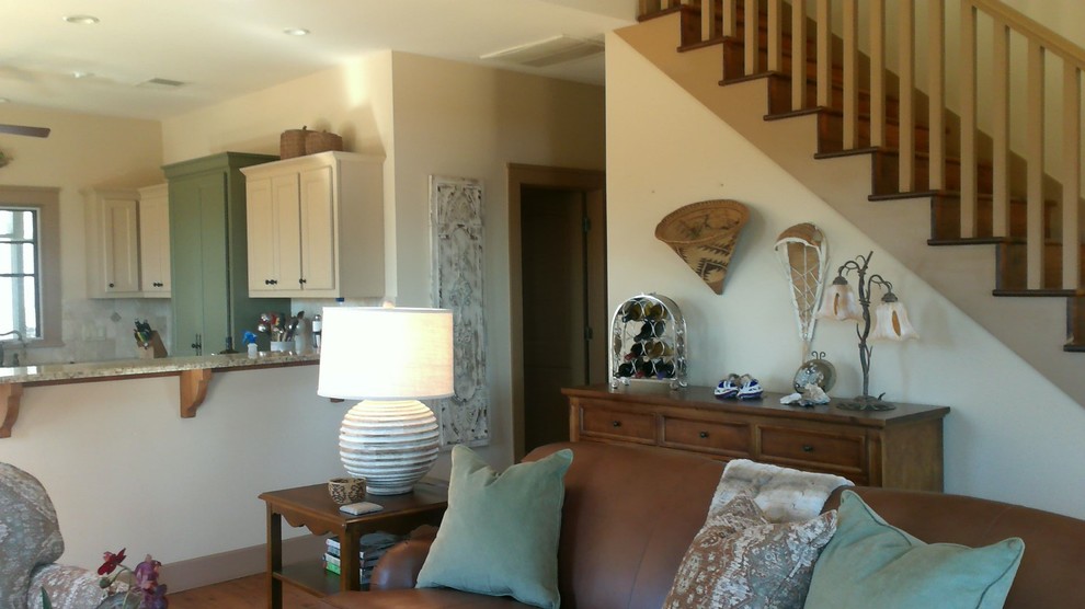 Cette photo montre une petite salle de séjour nature ouverte avec un mur beige, un sol en bois brun, aucun téléviseur et un sol marron.