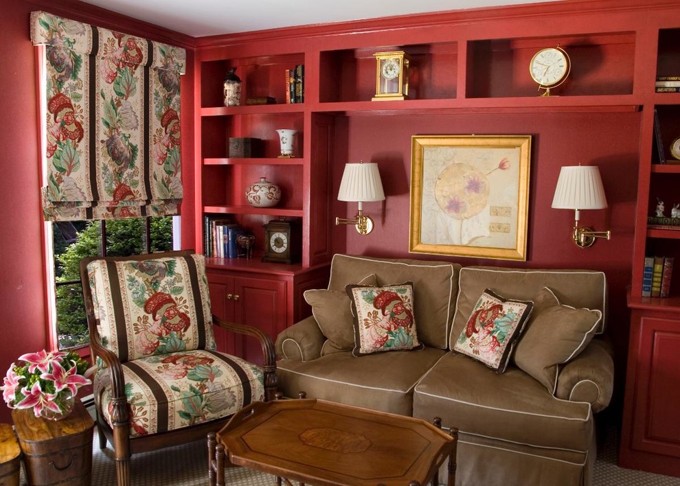 Idee per un soggiorno chic chiuso e di medie dimensioni con pareti rosse, libreria, moquette, nessun camino, nessuna TV e pavimento beige