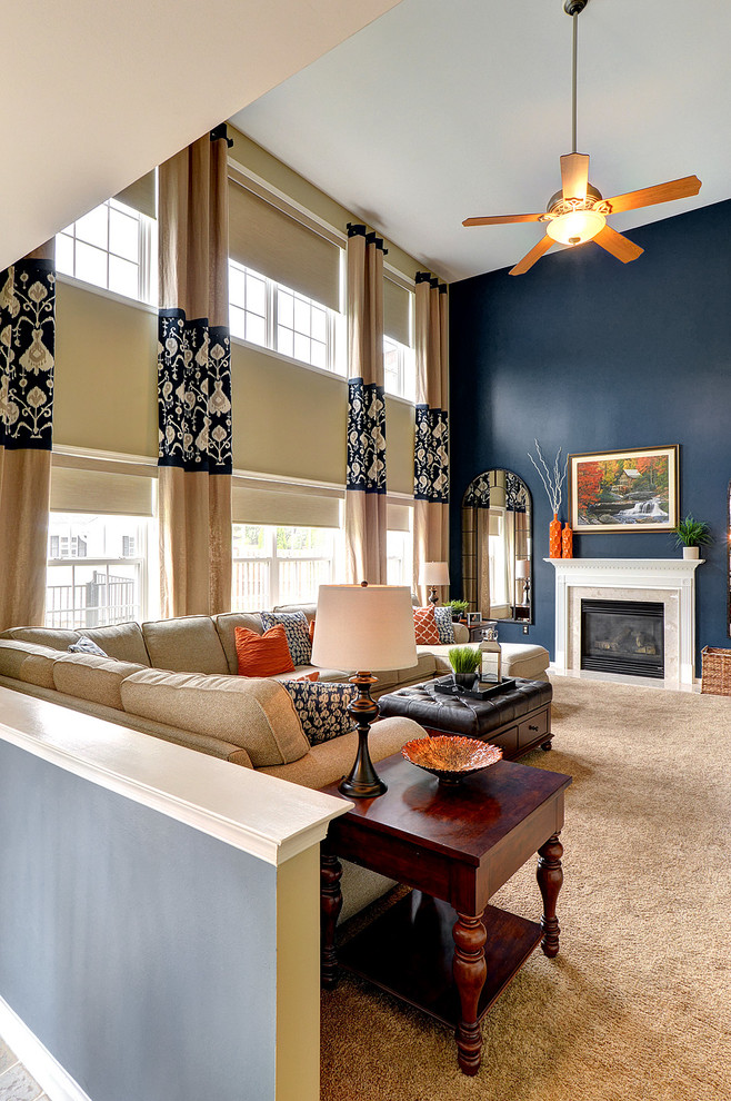 Aménagement d'une grande salle de séjour classique ouverte avec un mur bleu, moquette, une cheminée standard et un manteau de cheminée en pierre.
