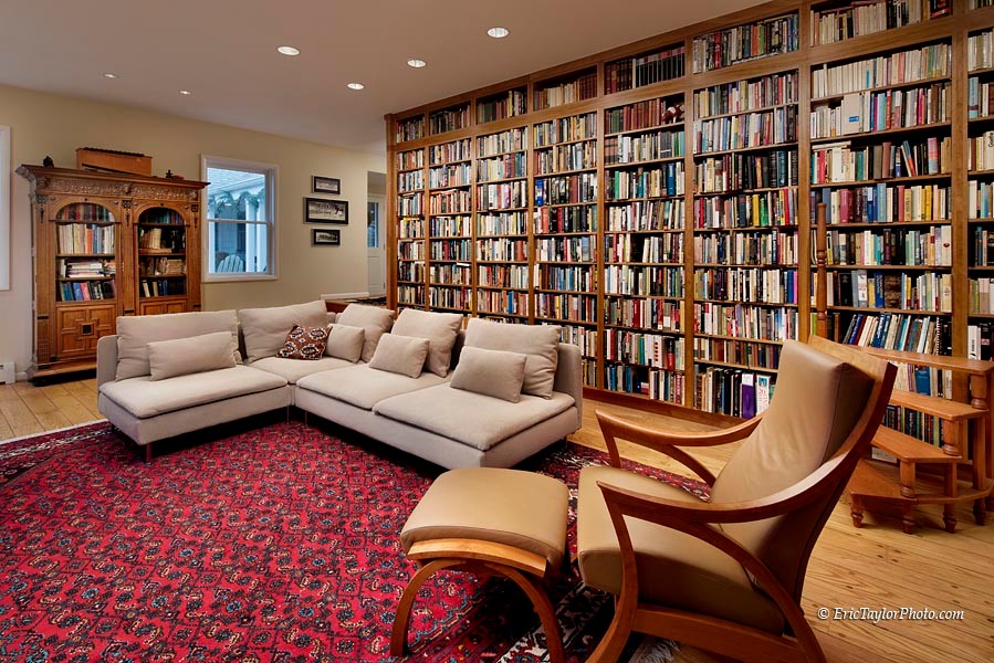 Esempio di un soggiorno classico chiuso con libreria