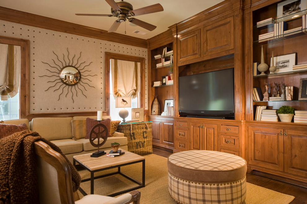 Modelo de sala de estar abierta rústica de tamaño medio sin chimenea con paredes marrones, suelo de madera en tonos medios y pared multimedia