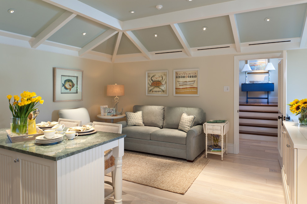 Ispirazione per un soggiorno costiero di medie dimensioni e aperto con pareti beige, parquet chiaro e pavimento beige