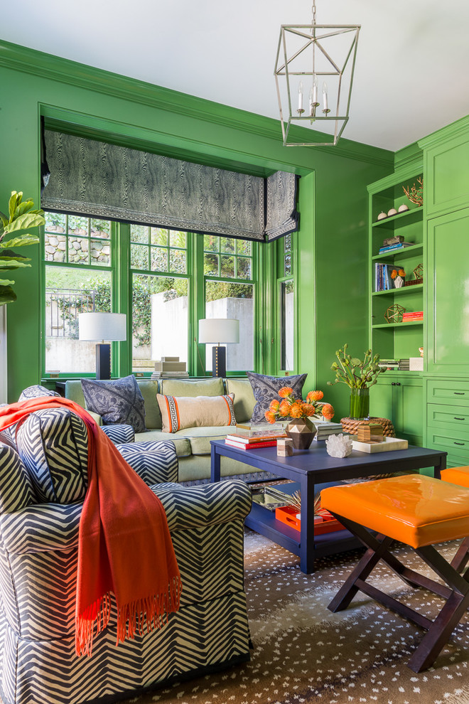 Ispirazione per un soggiorno chic di medie dimensioni con pareti verdi, moquette e libreria