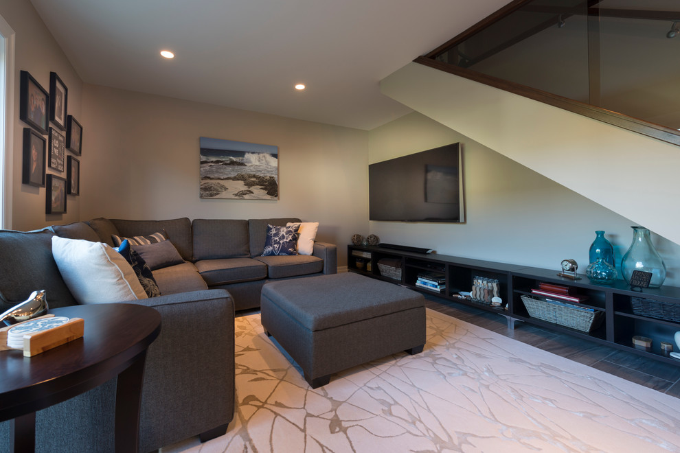Foto de sala de estar abierta contemporánea de tamaño medio sin chimenea con paredes beige, suelo de baldosas de porcelana, televisor colgado en la pared y suelo gris