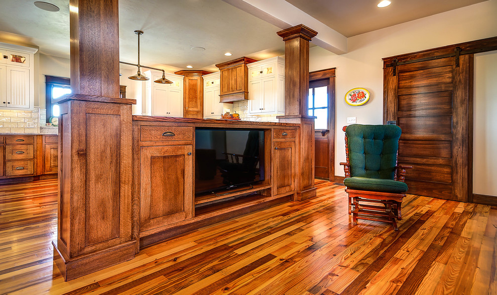 Ejemplo de sala de estar abierta de estilo americano pequeña sin chimenea con pared multimedia, paredes blancas y suelo de madera en tonos medios