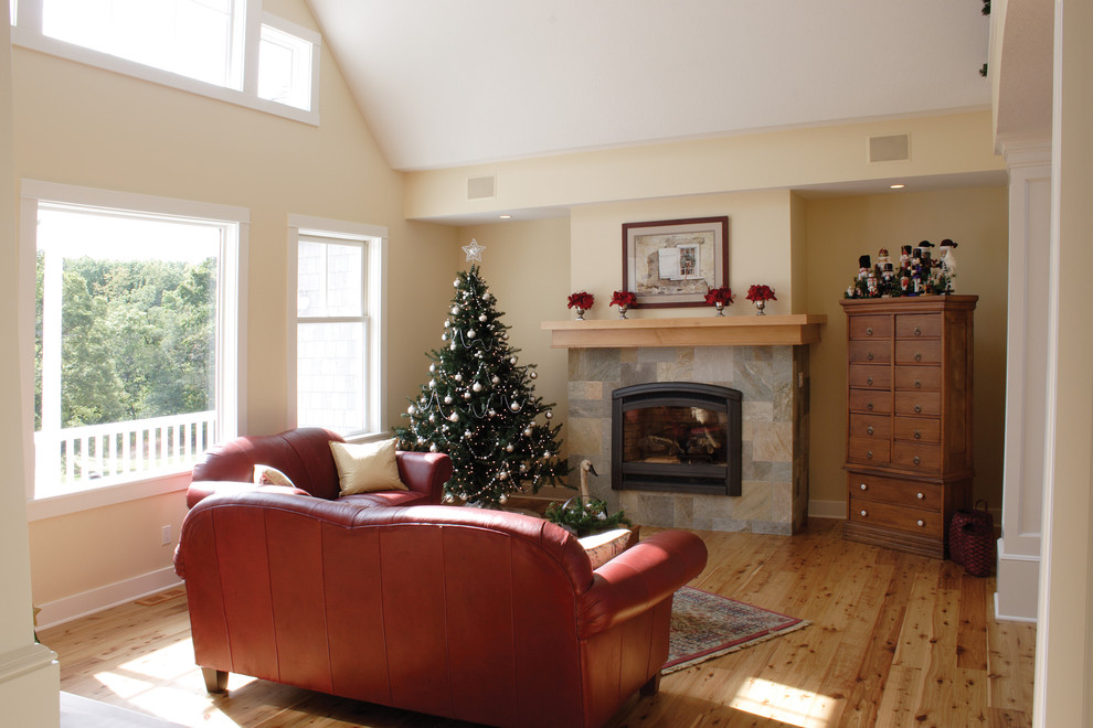 Ejemplo de sala de estar abierta de estilo americano pequeña con paredes beige, suelo de madera clara, todas las chimeneas y marco de chimenea de baldosas y/o azulejos