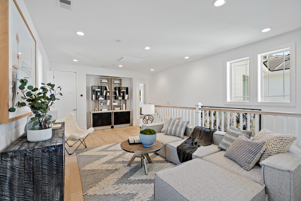 Klassisches Wohnzimmer im Loft-Stil mit weißer Wandfarbe, hellem Holzboden und beigem Boden in San Francisco