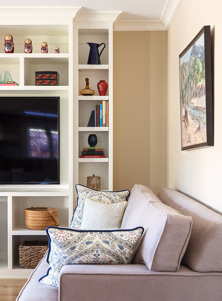 На фото: изолированная гостиная комната среднего размера в стиле неоклассика (современная классика) с бежевыми стенами, светлым паркетным полом, отдельно стоящим телевизором и коричневым полом без камина с