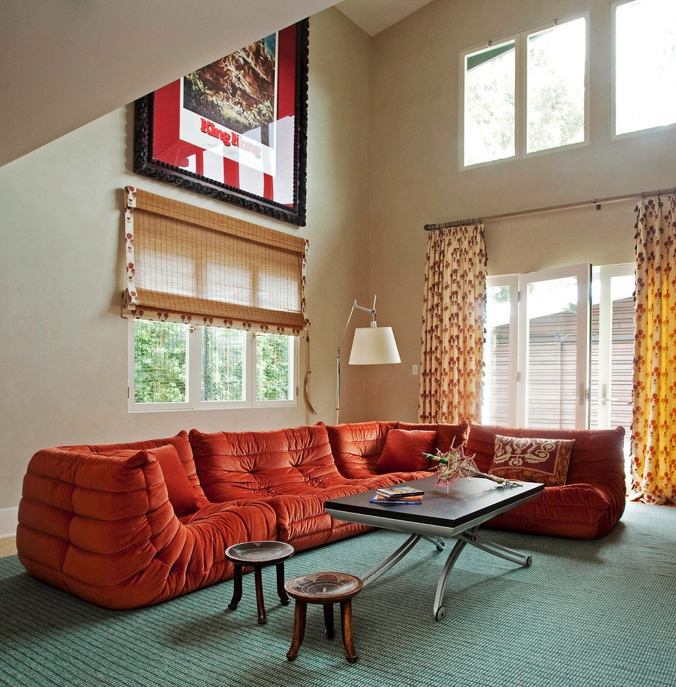 Stilmix Wohnzimmer mit beiger Wandfarbe, Teppichboden und grünem Boden in New York