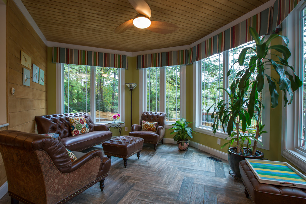 Exemple d'une salle de séjour craftsman de taille moyenne et fermée avec un mur vert et un sol en carrelage de céramique.