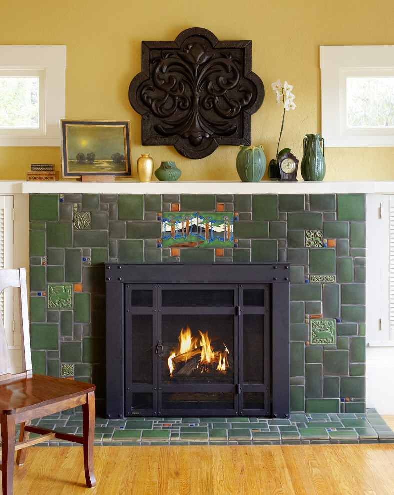 Inspiration pour une salle de séjour craftsman avec un mur jaune, parquet clair, une cheminée standard et un manteau de cheminée en carrelage.