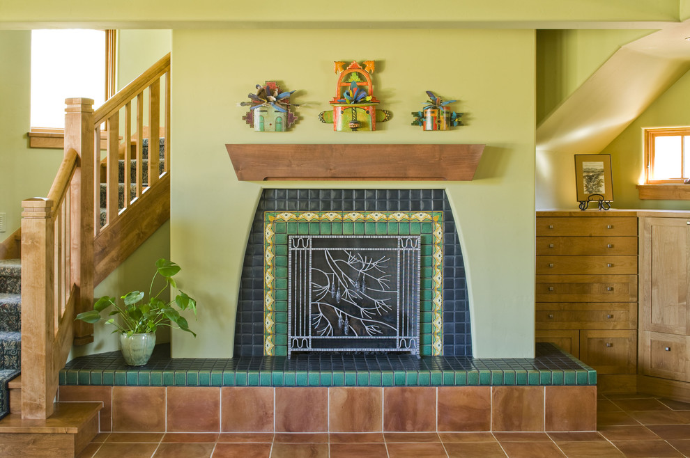 Idee per un soggiorno stile americano con pareti verdi e cornice del camino piastrellata