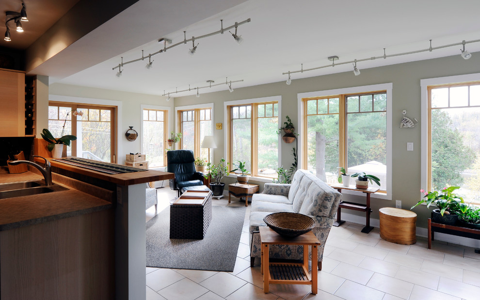 Ejemplo de sala de estar abierta de estilo americano de tamaño medio con suelo de baldosas de cerámica y paredes grises