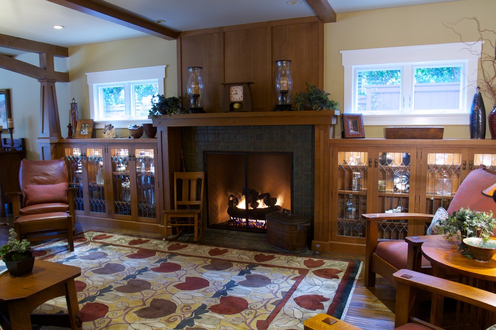 Пример оригинального дизайна: гостиная комната среднего размера в стиле кантри с бежевыми стенами, паркетным полом среднего тона, стандартным камином и фасадом камина из камня